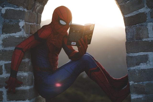 Spiderman qui lit un livre